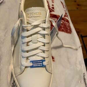 Skechers women’s sneakers size 7.5, white/natural